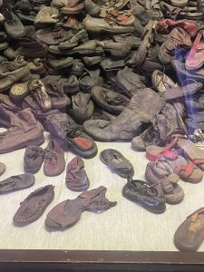 Der Gang führt durch einen Raum mit über 10.000 Schuhen von verschiedensten Personen, die in Auschwitz umgebracht wurden - Darunter auch die Schuhe von kleinen Kindern. Auf dem Weg zur Gaskammer wurde den Opfern alles genommen, was sie hatten. Einfach unvorstellbar...