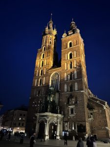 Nacht auf dem Grote Markt von der St. Marys Kirche in Krakau